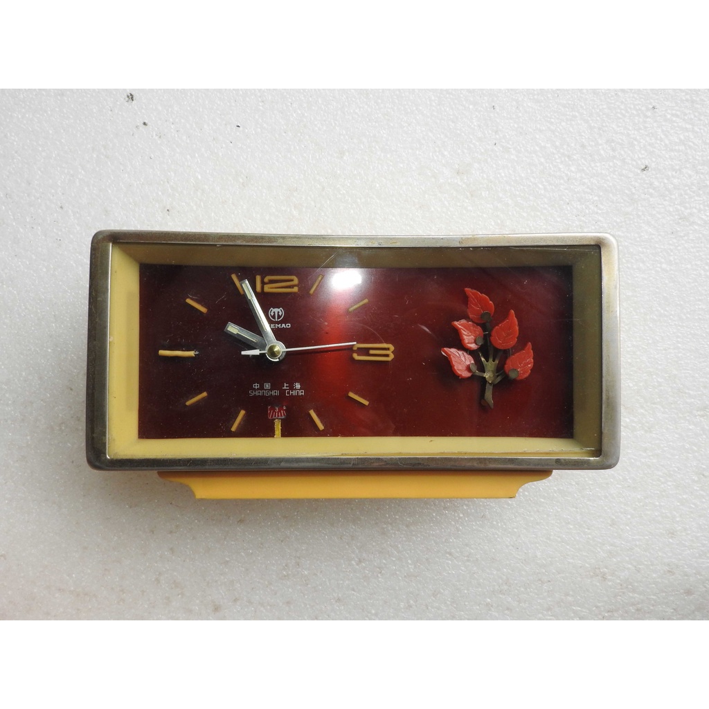 Đồng hồ cổ xưa màu đỏ có cây bông độc lạ lên dây thiều dây cót đồng hồ còn chạy kim