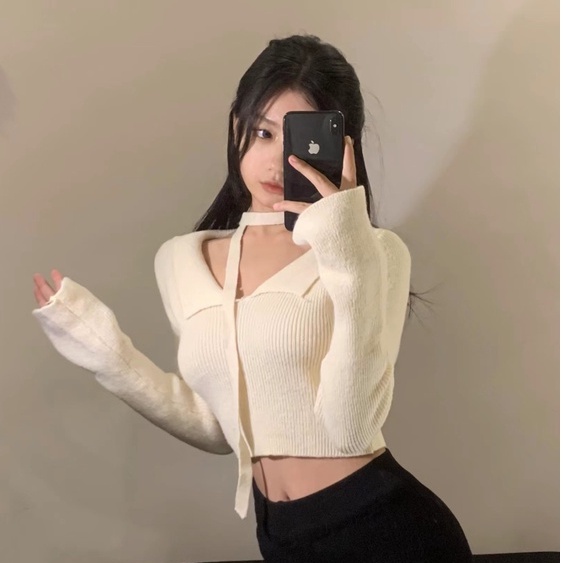 QKOOLE  Áo Croptop Dệt Kim Trễ Vai Tay Loe Dài Phong Cách Hàn Quốc