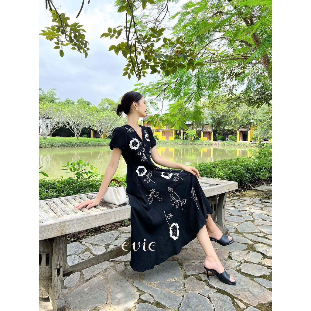 Đầm Evie Selina đen thêu hoa trắng
