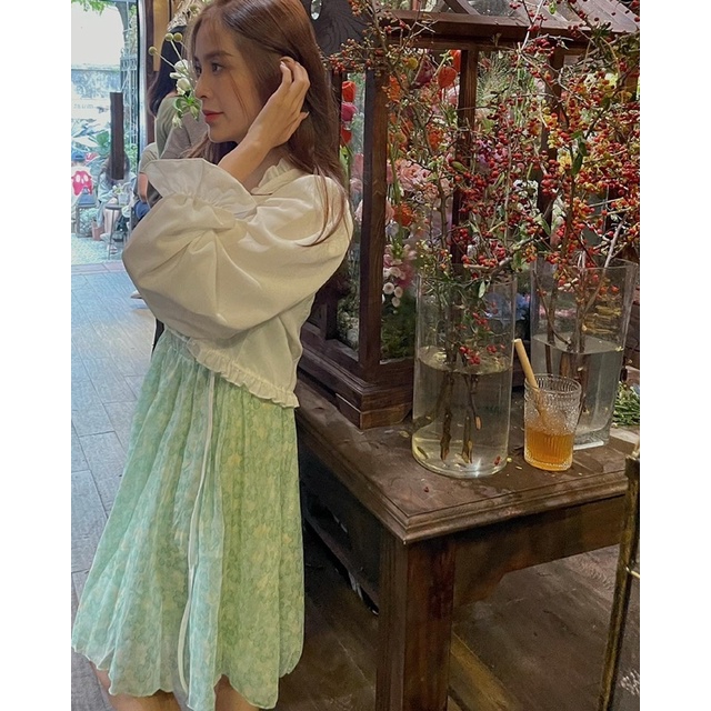 Set váy xanh hoa hai dây kèm áo khoác trắng