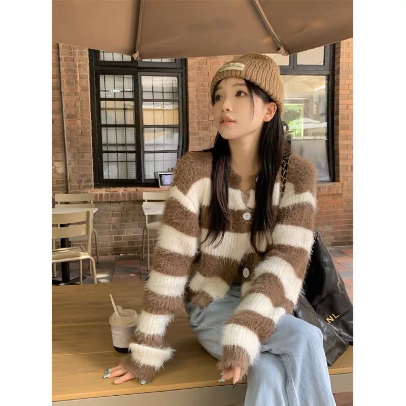 Áo len croptop sọc nâu trắng thu đông 2023