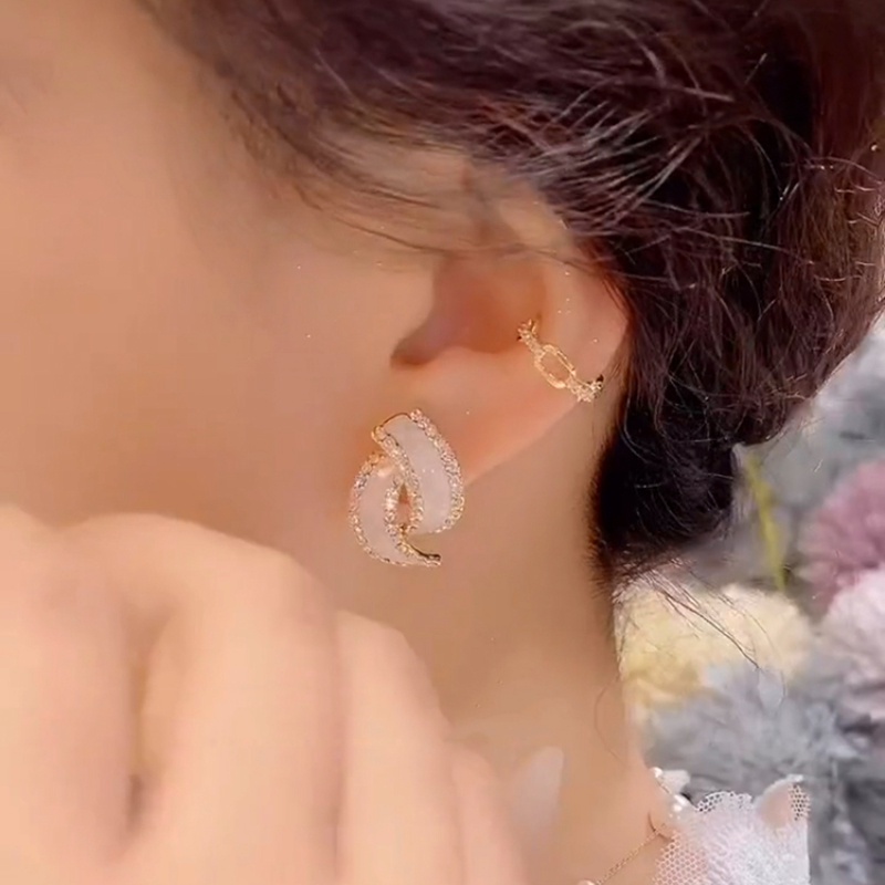 Đôi Khuyên Tai Hình Chữ C Đính Kim Cương Nhân Tạo Thanh Lịch