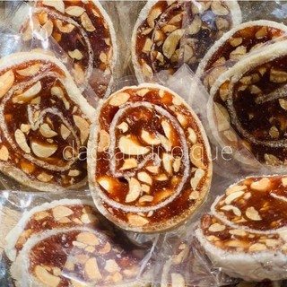 Kẹo chuối cuộn bánh phồng Bến Tre