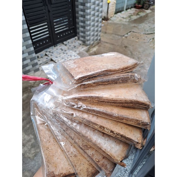 1 xâu bánh tráng muối tiêu