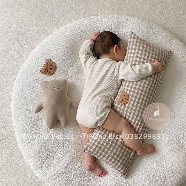 Bộ gối ôm cho bé trai bé gái sơ sinh cực êm ái giúp bé ngủ ngon vải caro có thêu hình gấu phong cách hàn quốc