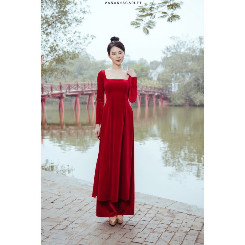 Áo dài nhung đỏ cổ U