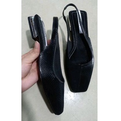 Giày Xăng đan đen nữ mũi vuông trendy , slingbacks zara đế bằng hở gót, da giả vân rắn