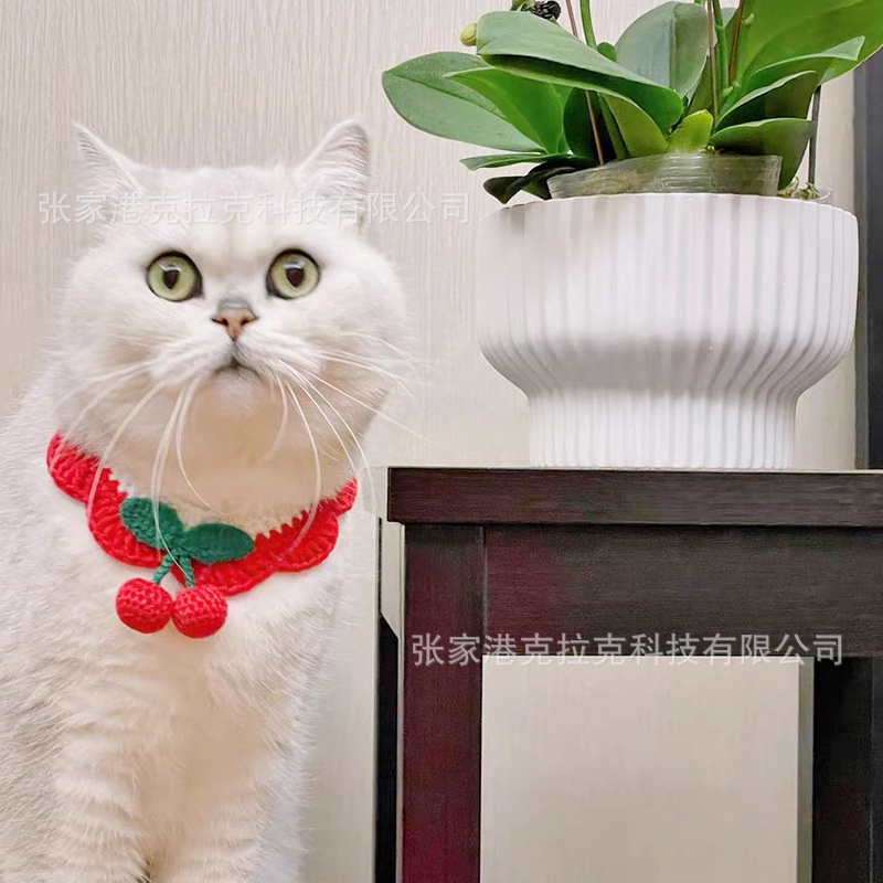 Yếm len cho thú cưng hình dâu tây có dây buộc chỉnh size