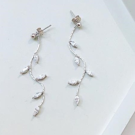 Bông Tai Dáng Dài Hình Chiếc Lá / Bướm Màu Bạc Phong Cách Hàn Quốc Thời Trang Cho Nữ