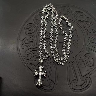 Vòng cỗ chromehearts thánh giá có đá