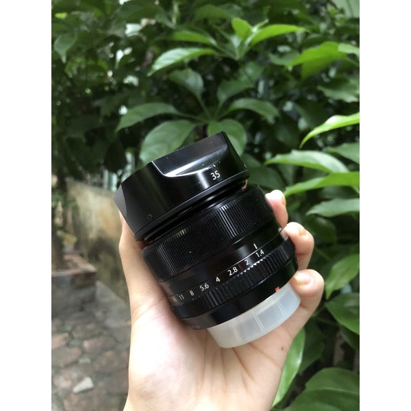 Ống kính Fujifilm XF 35mm f/1.4 R kèm hood