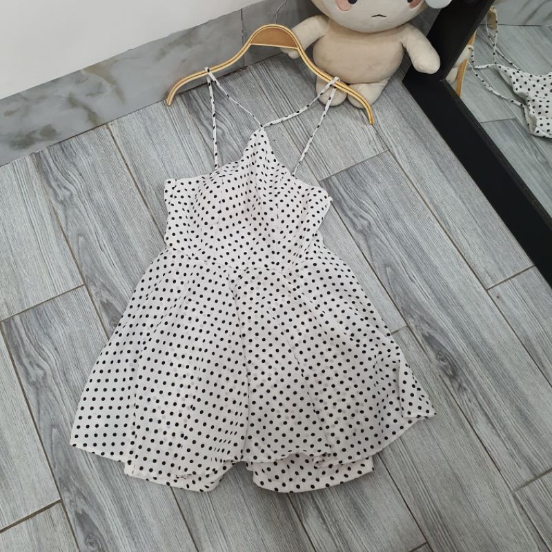 Pass nhanh Jumpsuit chấm bi có mút ngực cổ yếm QCCC