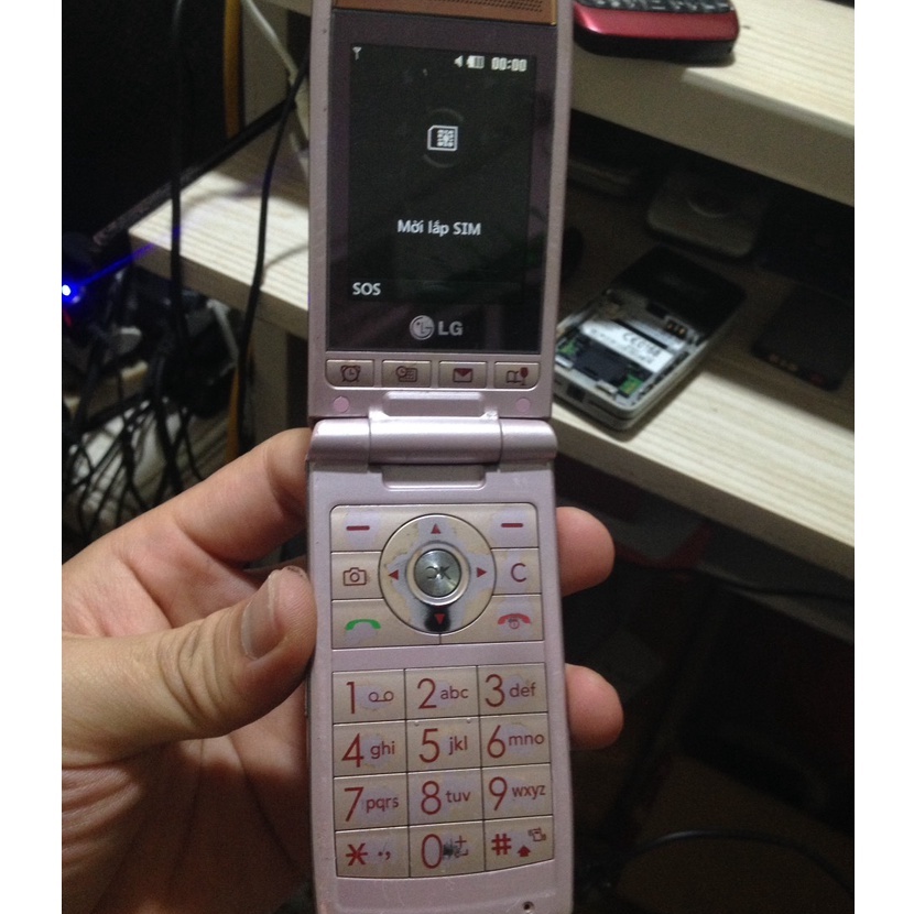 Xác LG KF300 trùng imei , màn ngoài trắng , màn đốm phản quang , không có bin tét thêm..............