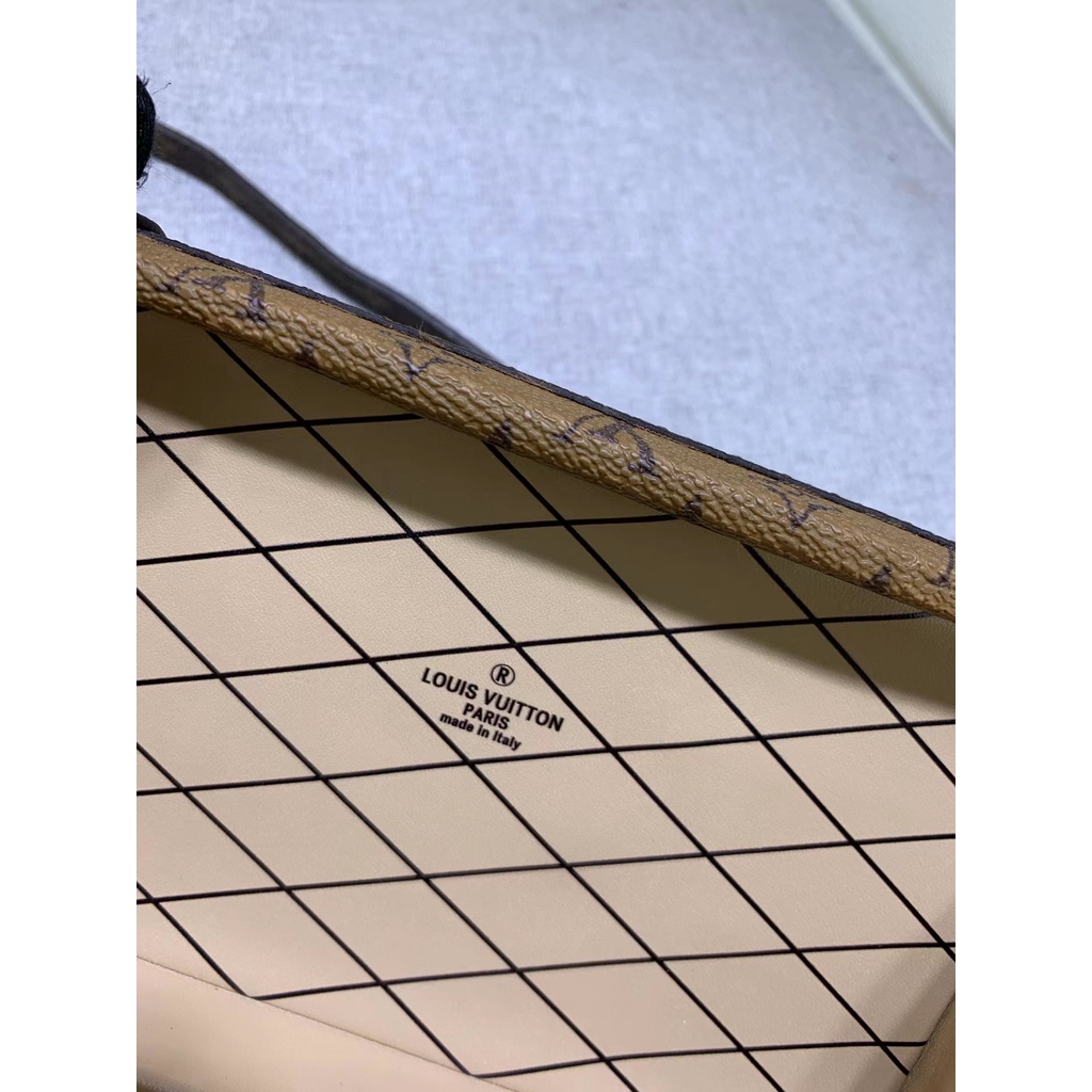 Louis Vuitton biến nữ là New M86886 Box bag