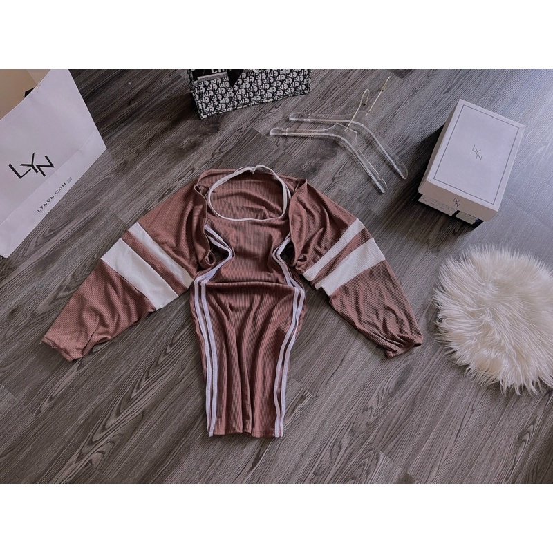 Set Đầm Yếm Viền Thể Thao Viền Hông Kèm Khoác Tay Dơi Gạch Trắng Lớn Xuất Sắc