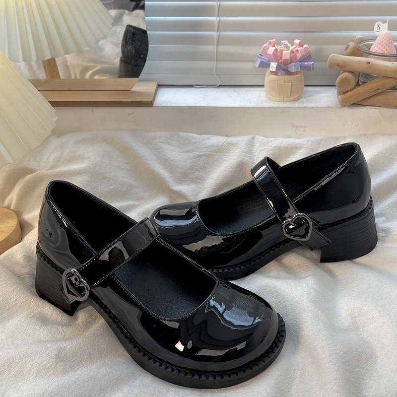 Giày búp bê Mary Jane có quai trái tim đế cao mũi tròn cổ điển đen bóng da PU Yannie Lolita