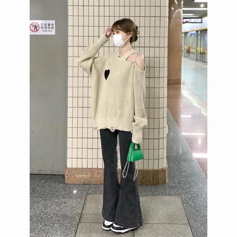 Áo len khoét vai thêu trái tim