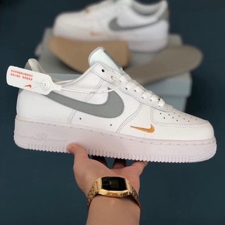 Giày thể thao air force 1 vệt xám logo vàng , Giày Nike_AF1 trắng vệt xám nam nữ bản đẹp 2022.