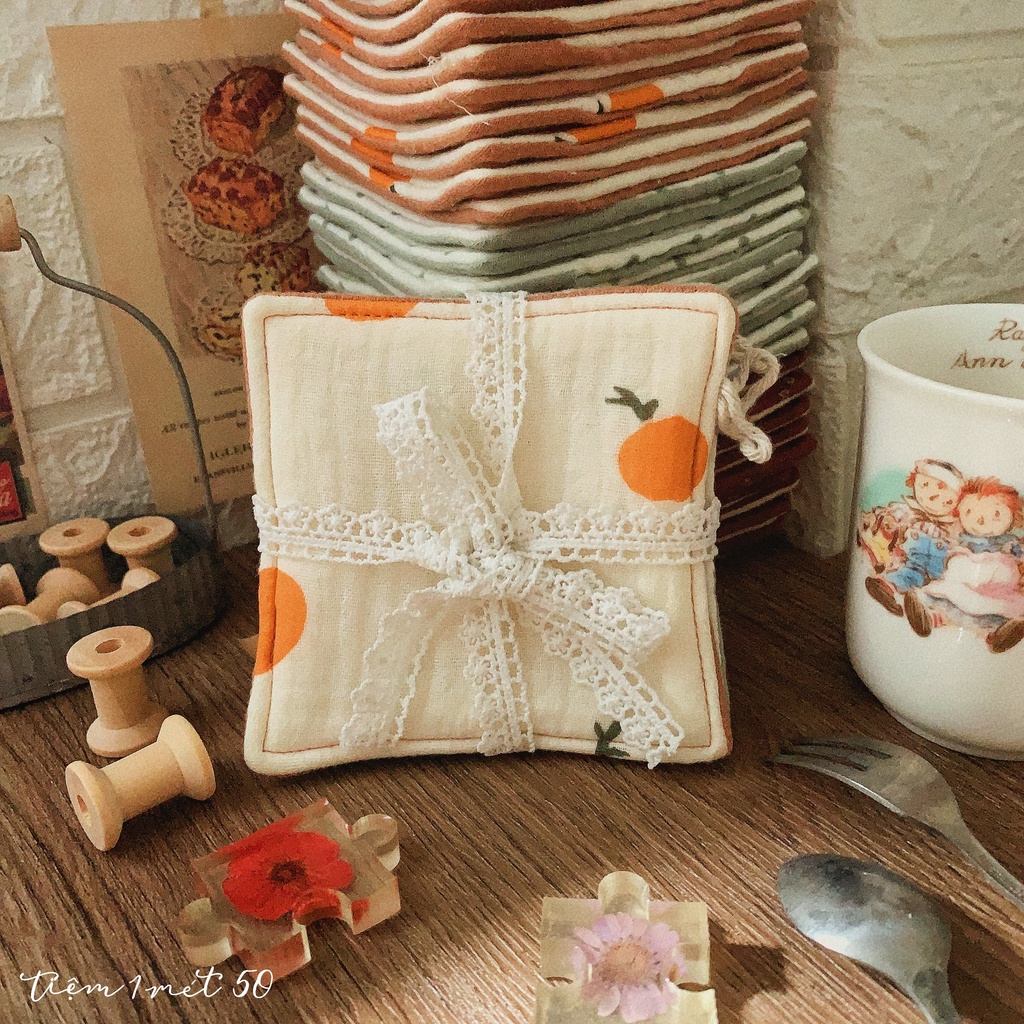 Lót ly vải 2 mặt Tiệm Cafe Mùa Thu (Autumn Cafe 2-sided Coaster)