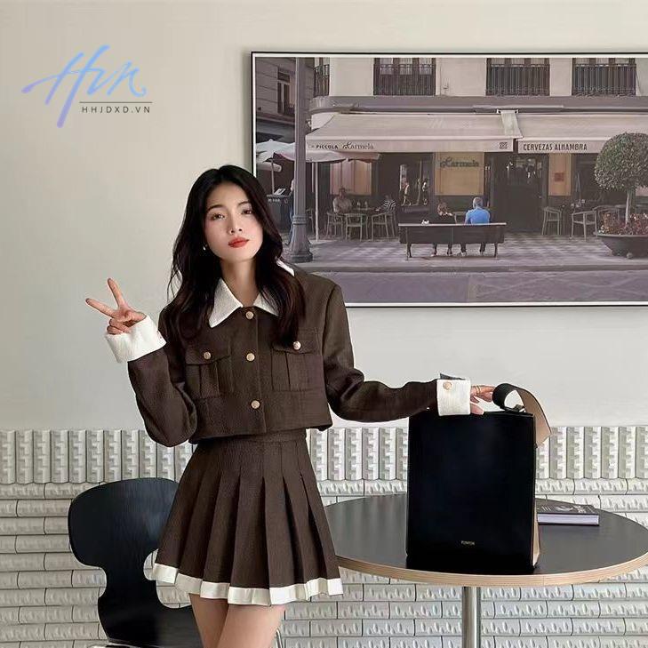 Set đồ gồm áo khoác + chân váy ngắn lưng cao xếp ly màu sắc tương phản phong cách Pháp thời trang thu đông 2022 cho nữ