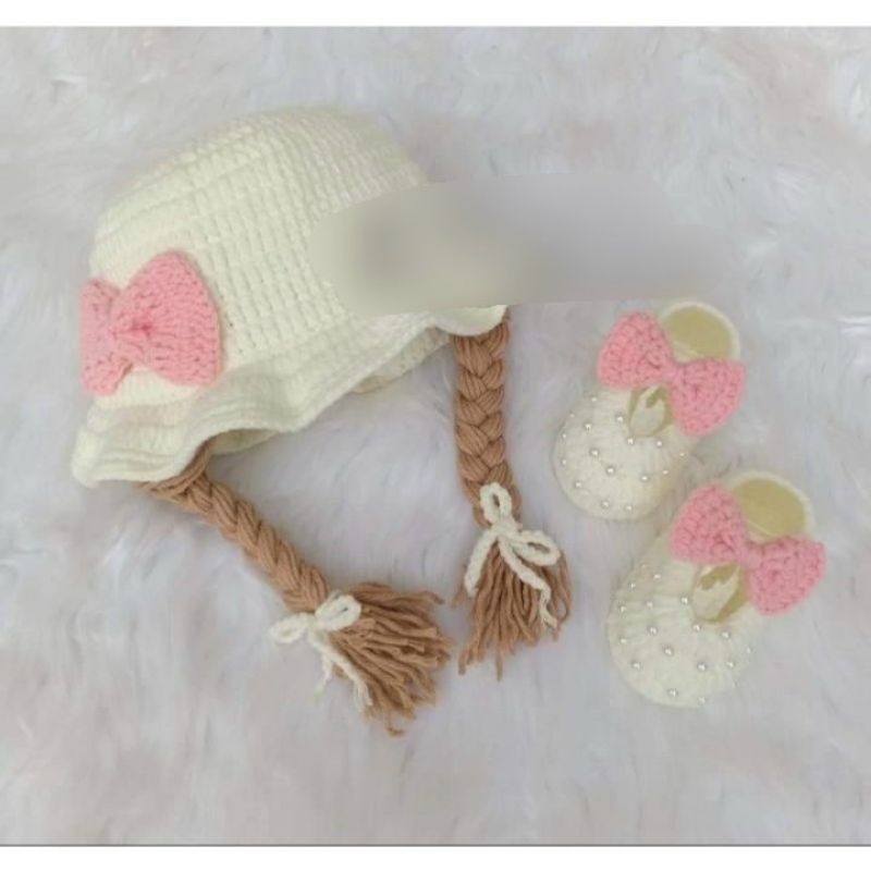 Mũ len có hai bím tóc giả gắn nơ cho bé gái