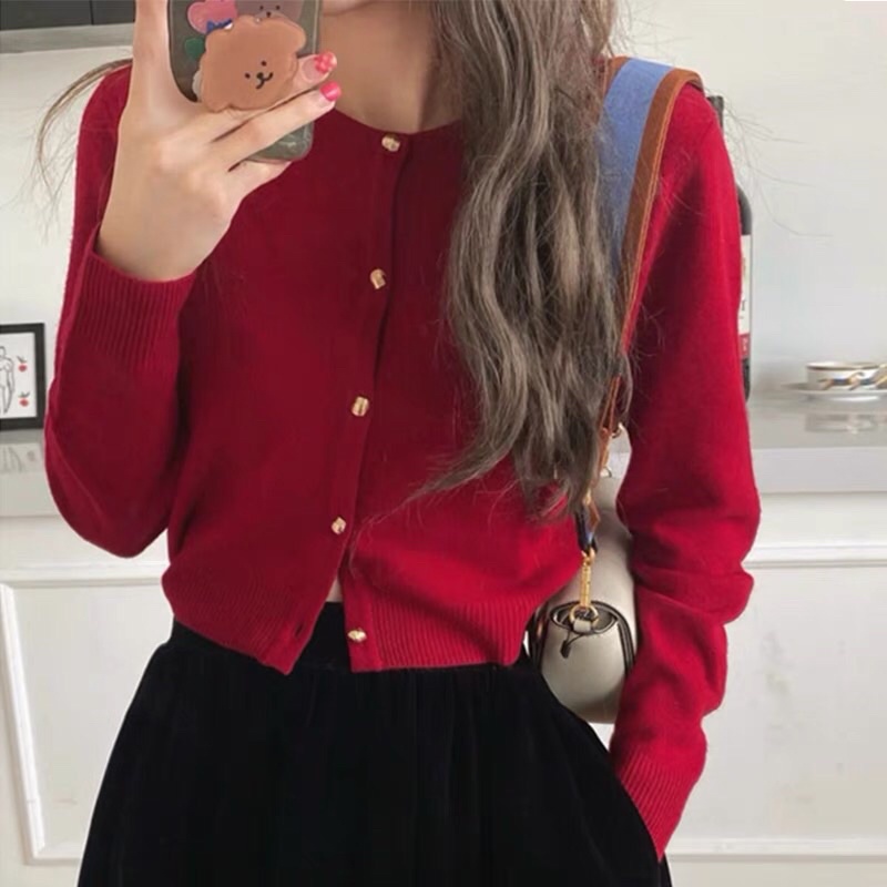 Áo len đỏ phối chân váy nhung đen