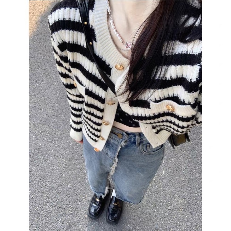 Áo khoác cardigan len sọc trắng đen