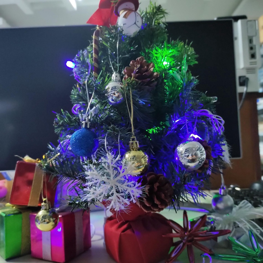 Cây Thông Noel Mini Màu Xanh Gắn Trái Thông Để Bàn