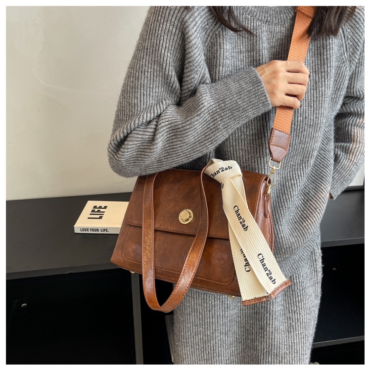 Túi xách nắp khóa tròn dây vải