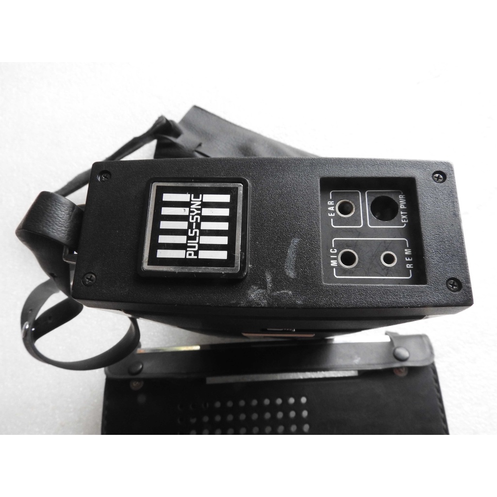 Máy cassette hiệu Fujifilm hình chữ nhật lắp pin vào còn nguồn nghe có tiếng động cơ