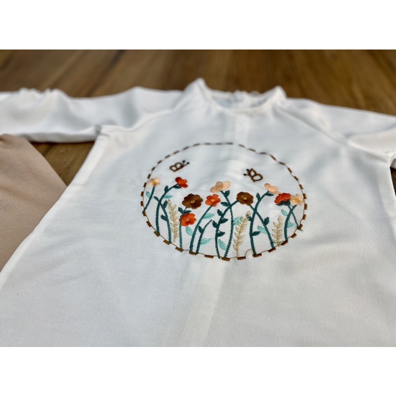 Áo dài bé gái lụa trắng thêu hoa kèm quần nude 8-43kg