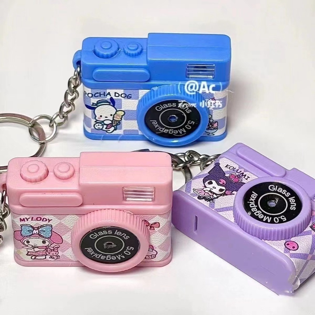 Móc Khóa Hình Máy Ảnh Steve Sanrio Có Đèn LED