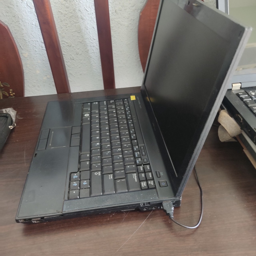Laptop Dell Latitude E6410 dùng cho học tập, giải trí, công việc v.v... đầy đủ phần mềm cơ bản