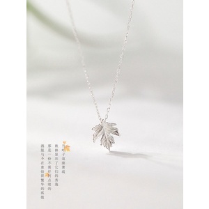 Vòng cổ Hình Lá Phong Đơn Giản Sang Trọng Cho Nữ