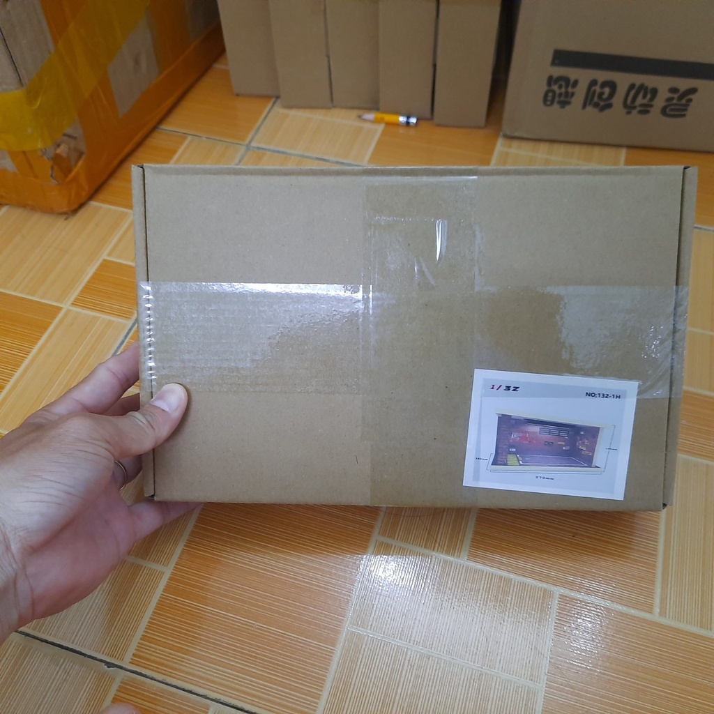 Mô hình gara trưng bày 1 xe mô hình ô tô tỉ lệ 1:32 gara bằng gỗ có đèn chiếu sáng