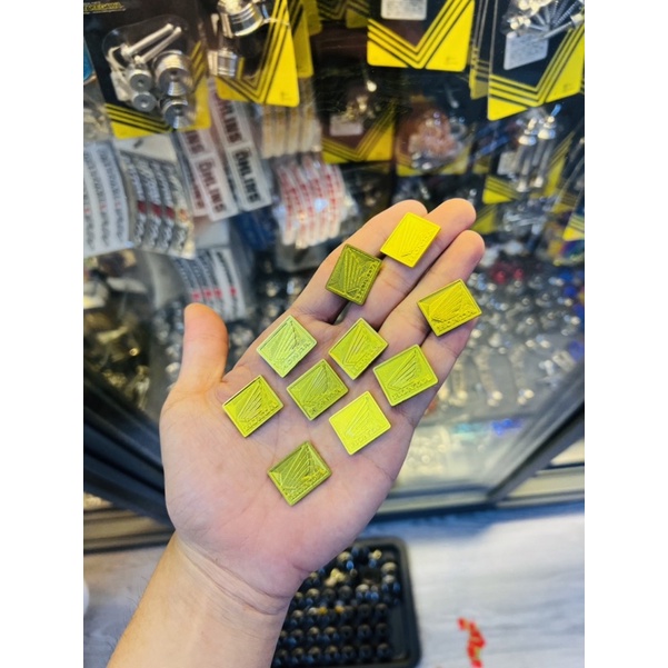 Logo titan honda dán biển số và bợ cổ màu vàng ánh kim lấp lánh tạo điểm nhấn cho xe