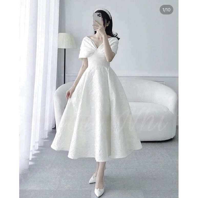 Đầm xoè gấm trễ vai. Có 1 màu. Kèm hình chụp thật 100%. Size dưới 54kg vừa. Đơn giản mà đẹp. Mua nhanh kẻo hết
