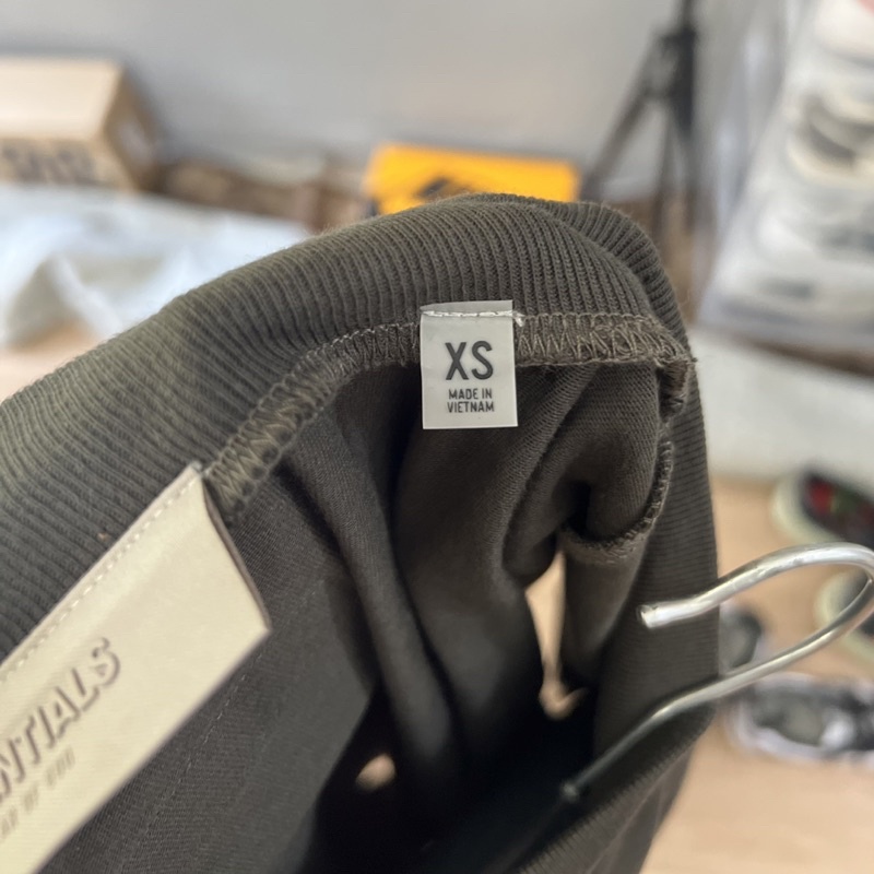 Áo thun FEAR OF GOD FOG ESSENTIALS SS22 Off Black chất liệu cotton, Áo tee FOG ESSENTIALS in nhung cao cấp