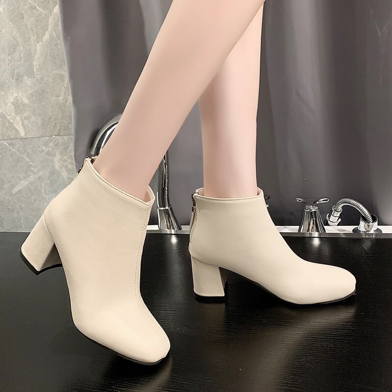 Bốt da lì có 2 màu kem và đen, 6p