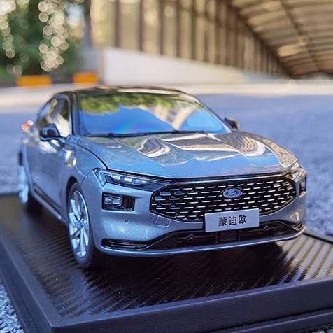 Mô hình xe sedan Ford Mondeo 2022 TỈ LỆ 1:18