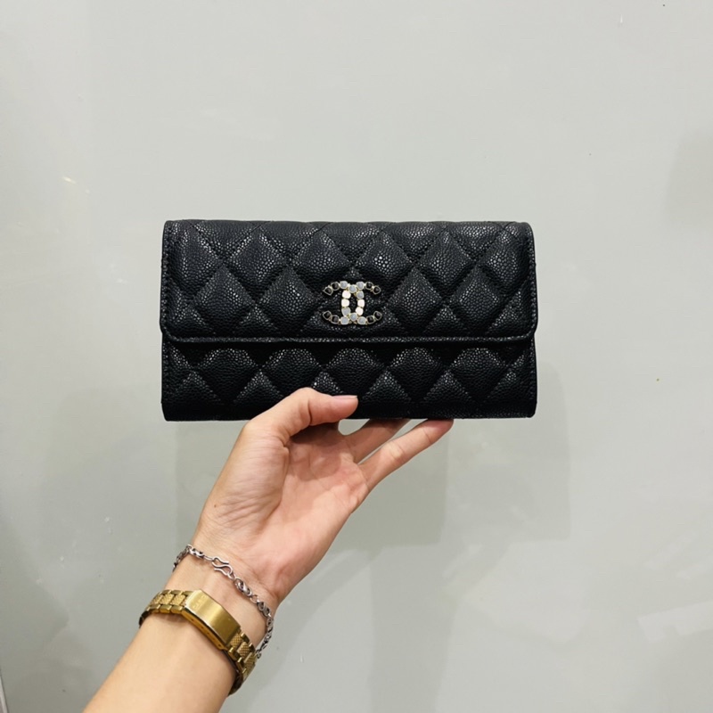 Ví gấp size 19, da dê hạt, có nhiều ngăn để thẻ và để tèn, hiệu cod đầy đủ, ảnh thật shop chụp ạ!