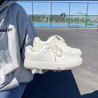 Giày sneaker hot trend