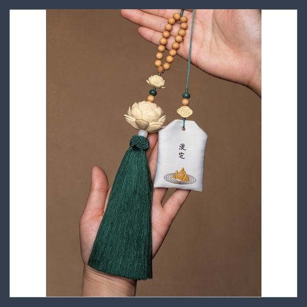 Khánh treo ô tô hoa sen trang trí xe hơi đường nét điêu khắc tinh tế  chất liệu gỗ hương có thêm  túi toả hương đuổi côn