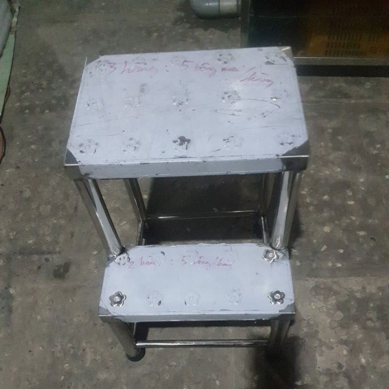 Khung thang inox cố định có 2 bậc bước , cao 25cm và 50cm lên mỗi bậc .