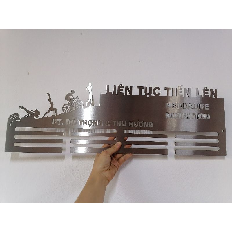 KT: 800x250mm Giá treo huy chương gắn tường bằng inox, thiết kế CHỮ theo yêu cầu