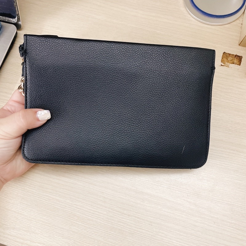 Thanh lý túi xách tay Vic.toria. Se.cret màu đen mới 99%