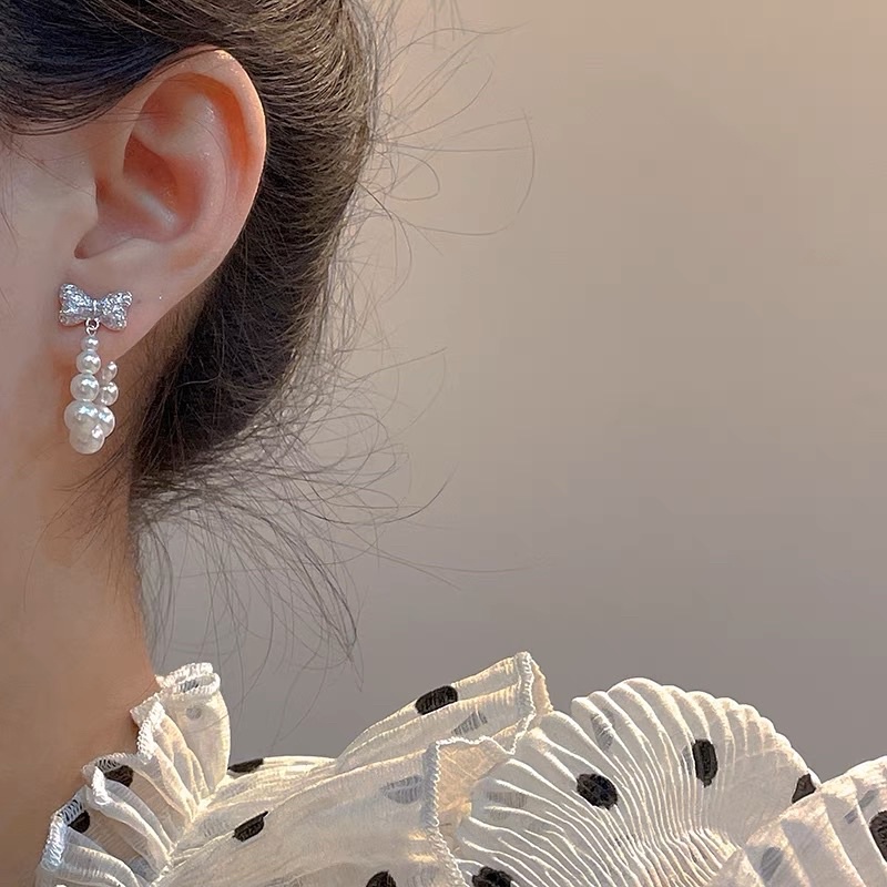 bông tai hình nơ xoắn vòng châu tiểu thư, khuyên tai đính đá và vòng hạt bẹt xinh xắn