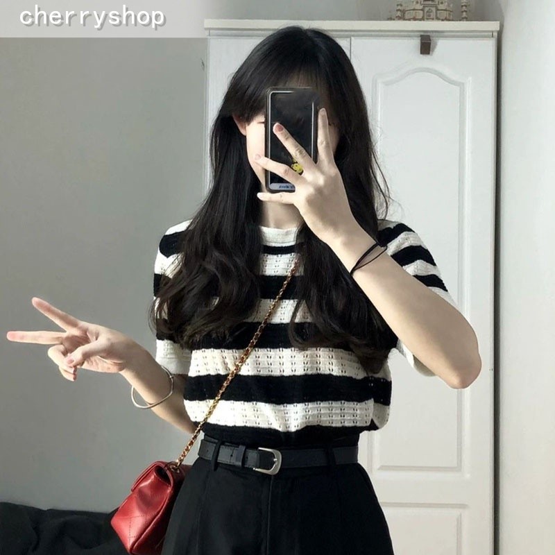 cherry🌻áo thun nữ🍒Áo len dệt kim sọc đen và trắng hàng đầu Thời trang Hàn Quốc retro cổ tròn rỗng ngắn tay áo thun mỏng phần mùa thu của phụ nữ