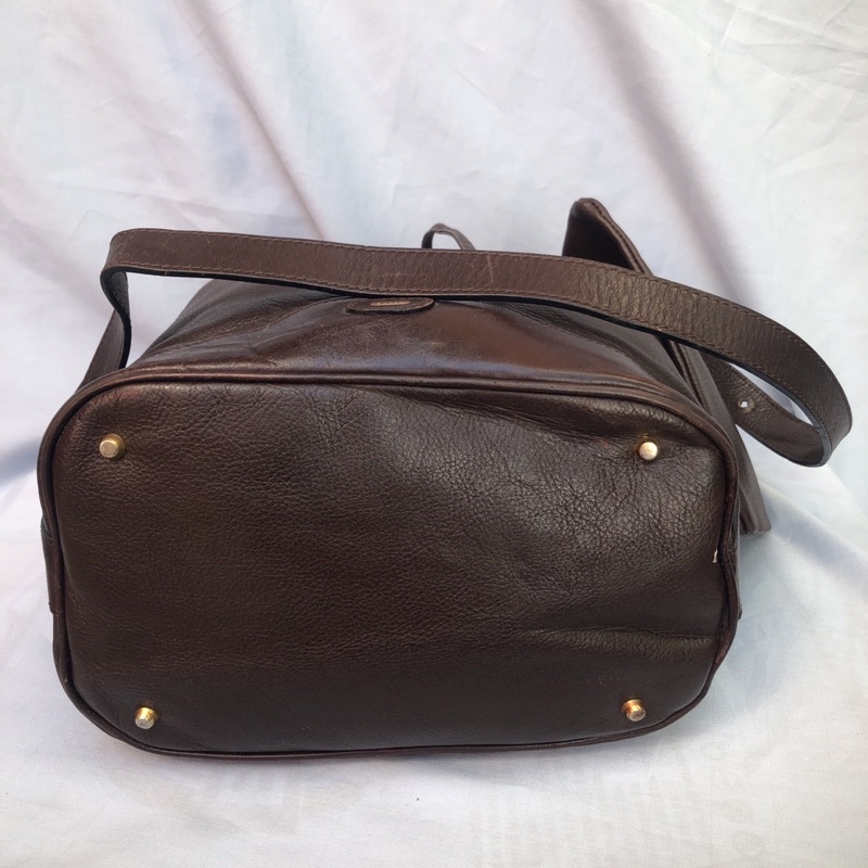 Túi chuẩn si. Túi qua sử dụng. Khách vui lòng xem hình nếu muốn biết thêm thông tin sản phẩm mời khách vô chat. Thanks .