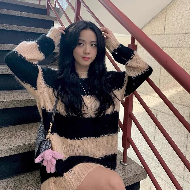 Áo len kẻ ngang Jisoo black pink